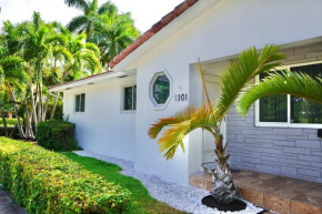 Gorgeous Modern House 5 minutes from the beach